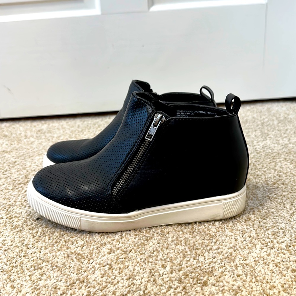Sneaker boots